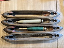 Vier Weberschiffchen mit zwei