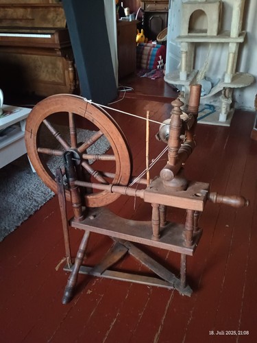 Antikes spinnrad aus holz - antikes,